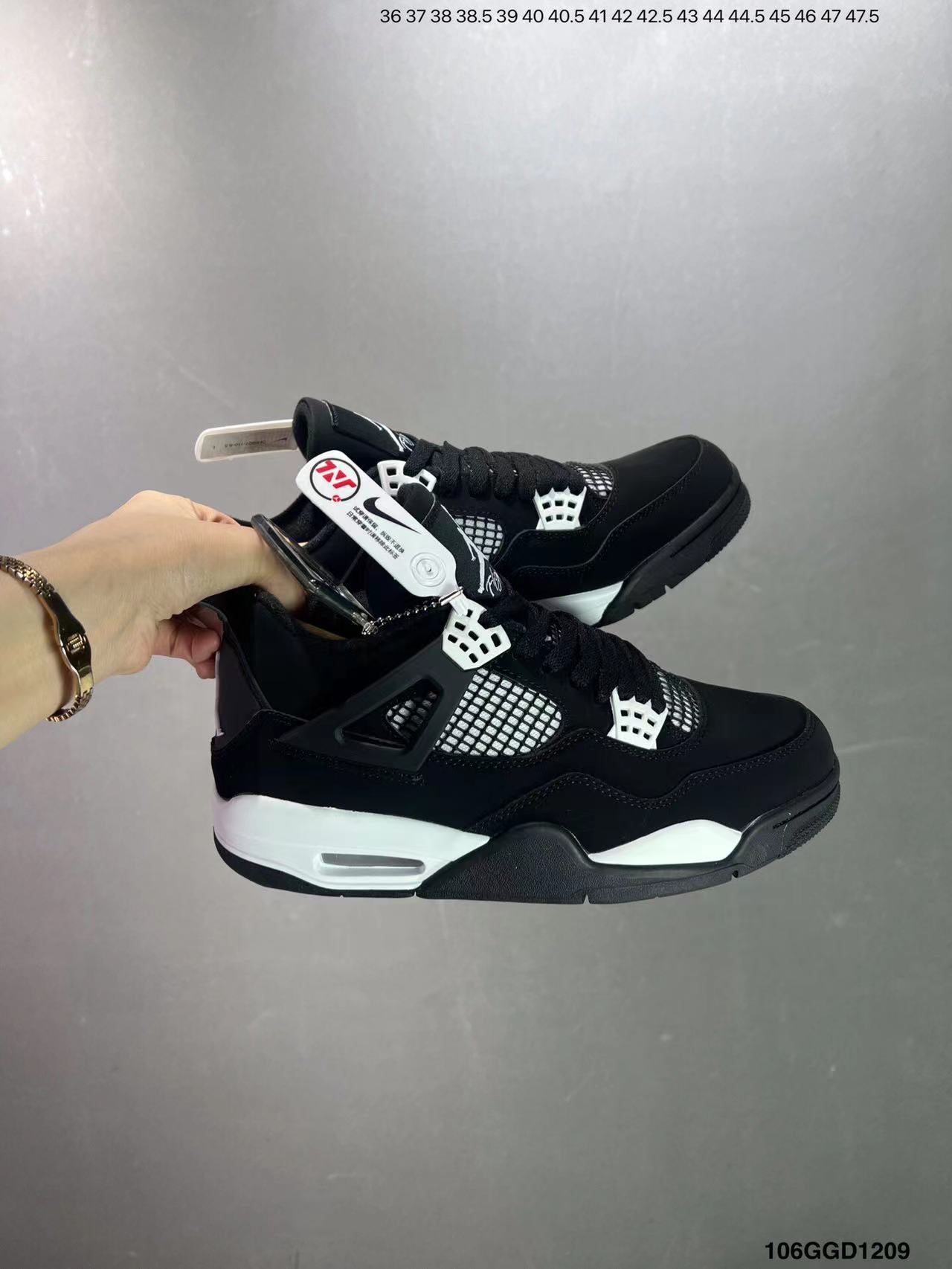 Tenis Jordan 4 Retro Negro Blanco.