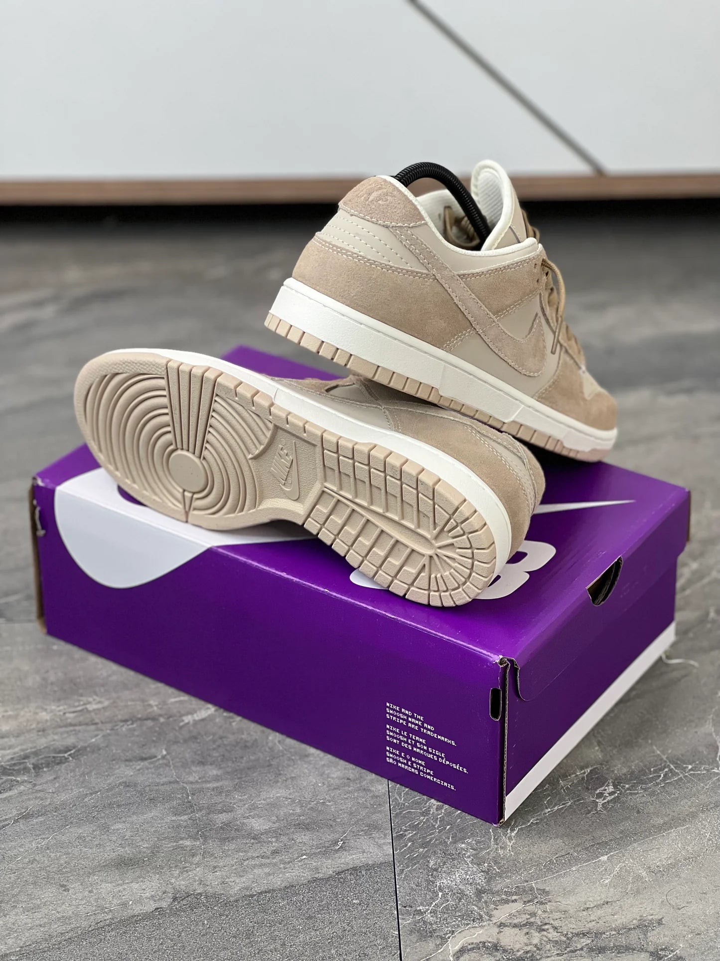 Tenis SB Dunk Low Blanco Cafe claro.