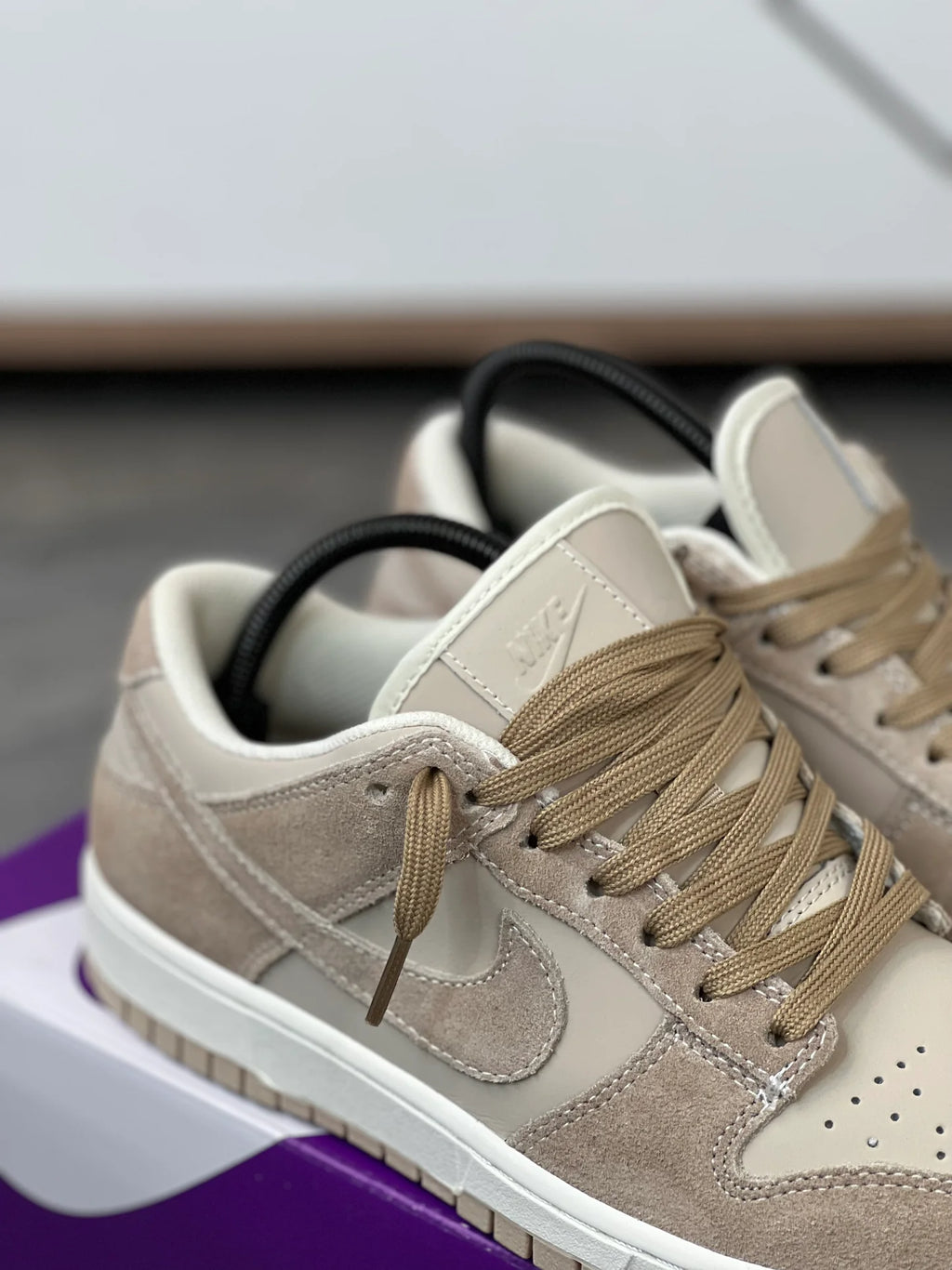 Tenis SB Dunk Low Blanco Cafe claro.