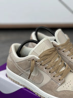 Tenis SB Dunk Low Blanco Cafe claro.