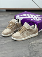 Tenis SB Dunk Low Blanco Cafe claro.