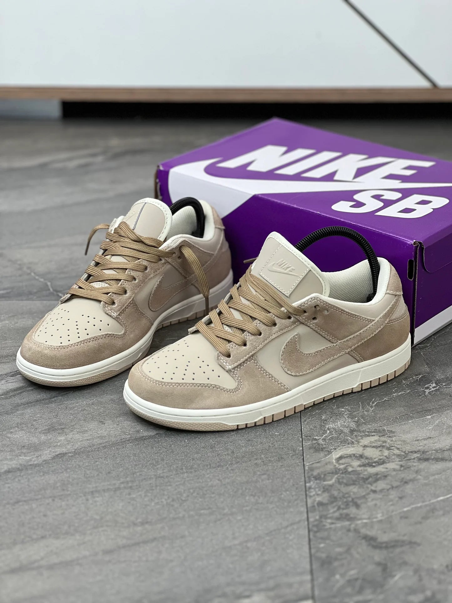 Tenis SB Dunk Low Blanco Cafe claro.