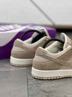 Tenis SB Dunk Low Blanco Cafe claro.