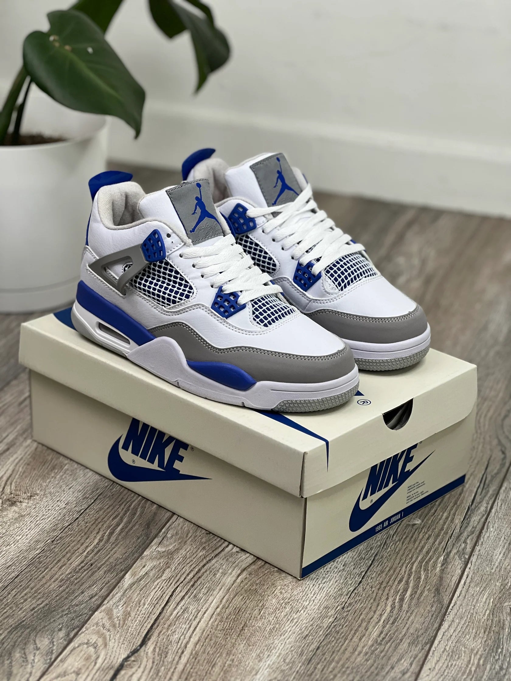 Tenis Jordan 4 Retro Blanco Azul.