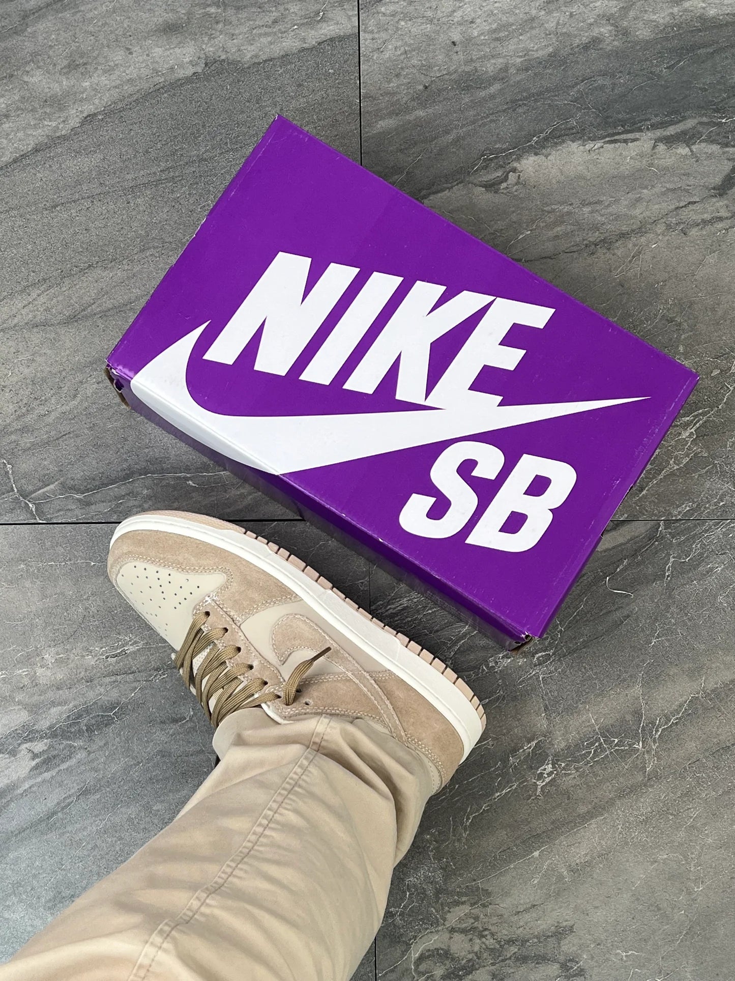Tenis SB Dunk Low Blanco Cafe claro.