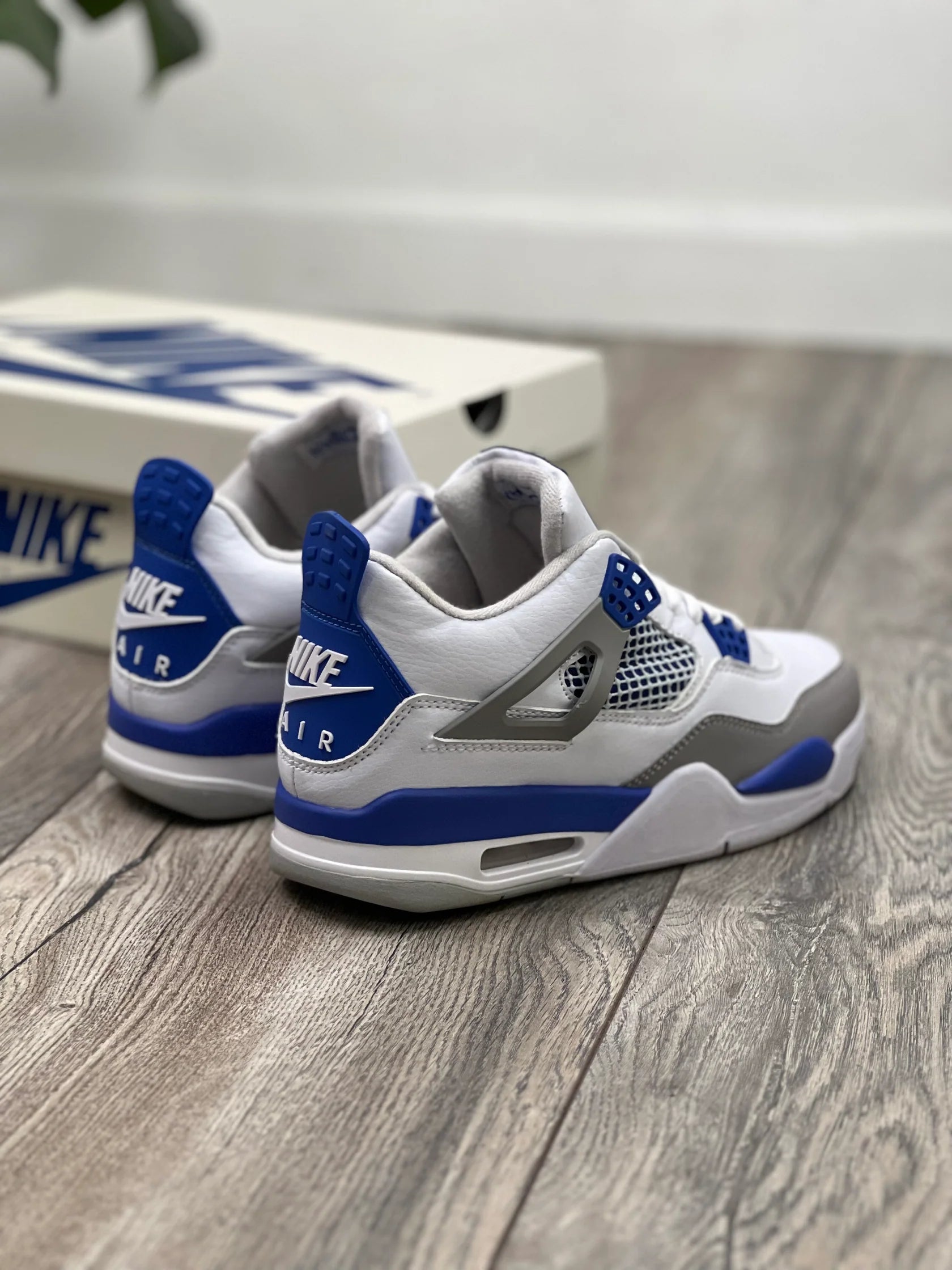 Tenis Jordan 4 Retro Blanco Azul.