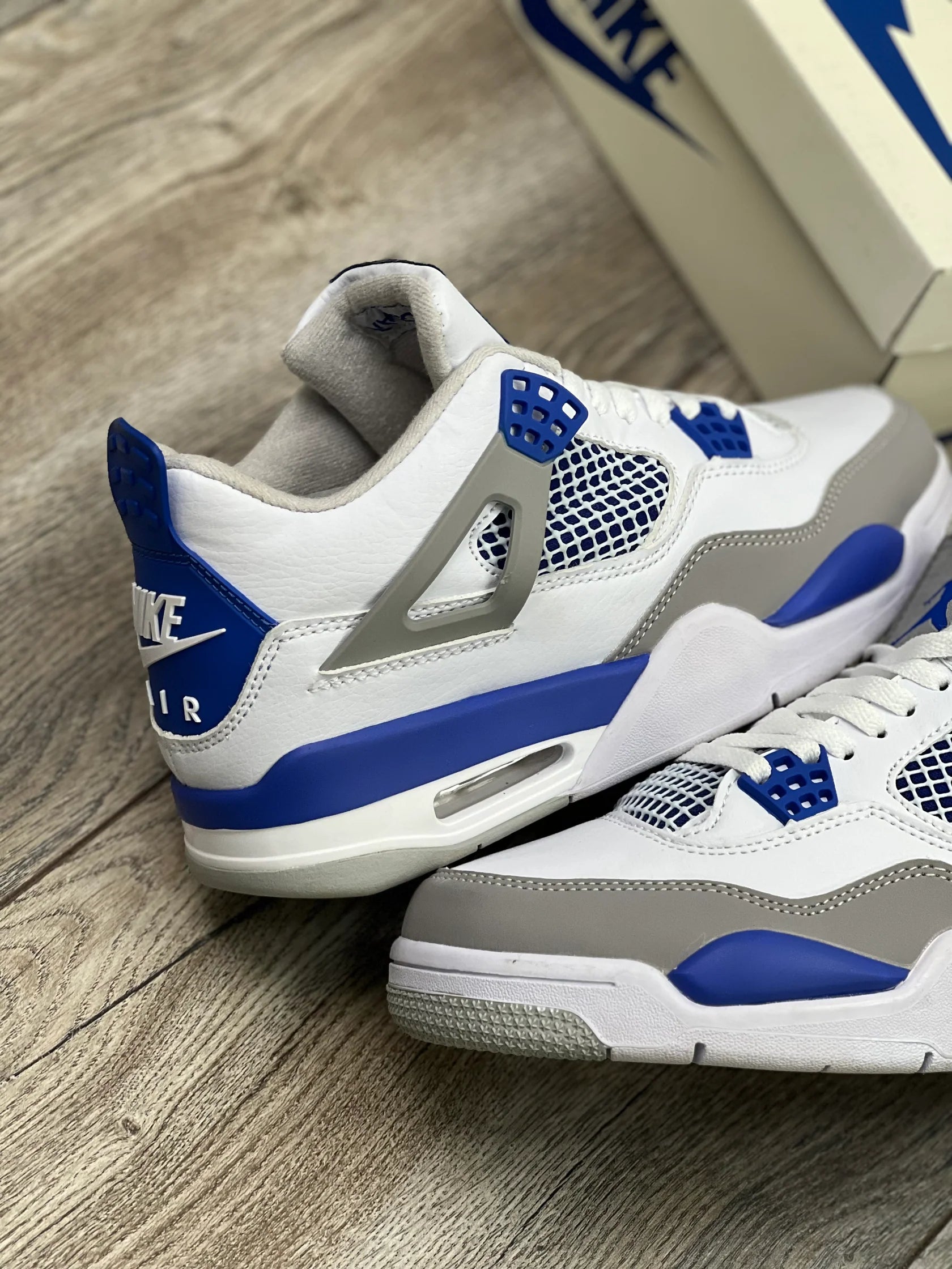 Tenis Jordan 4 Retro Blanco Azul.