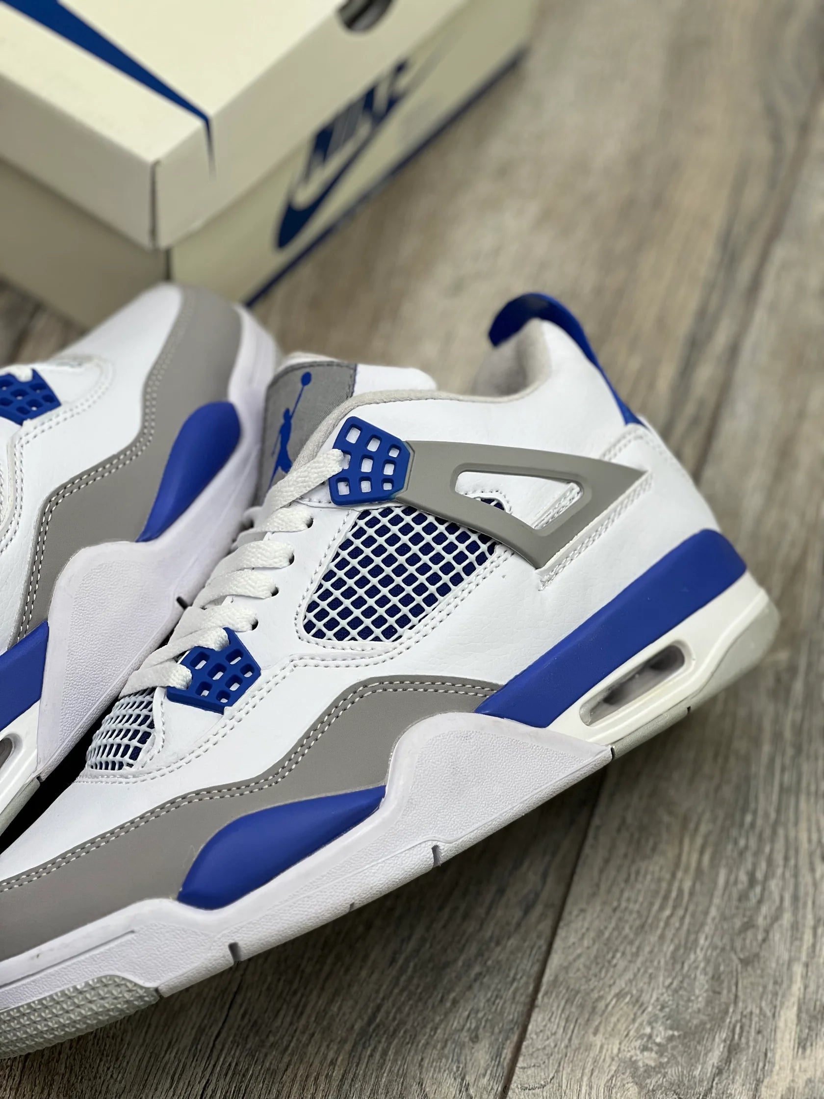 Tenis Jordan 4 Retro Blanco Azul.